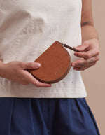 Afbeelding in Gallery-weergave laden, LAURA COIN PURSE COGNAC CLASSIC LEATHER
