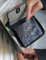 Afbeelding in Gallery-weergave laden, SONNY SQUARE WALLET BLACK CLASSIC CROCO
