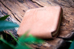 Afbeelding in Gallery-weergave laden, SONNY SQUARE WALLET COGNAC STROMBOLI LEATHER
